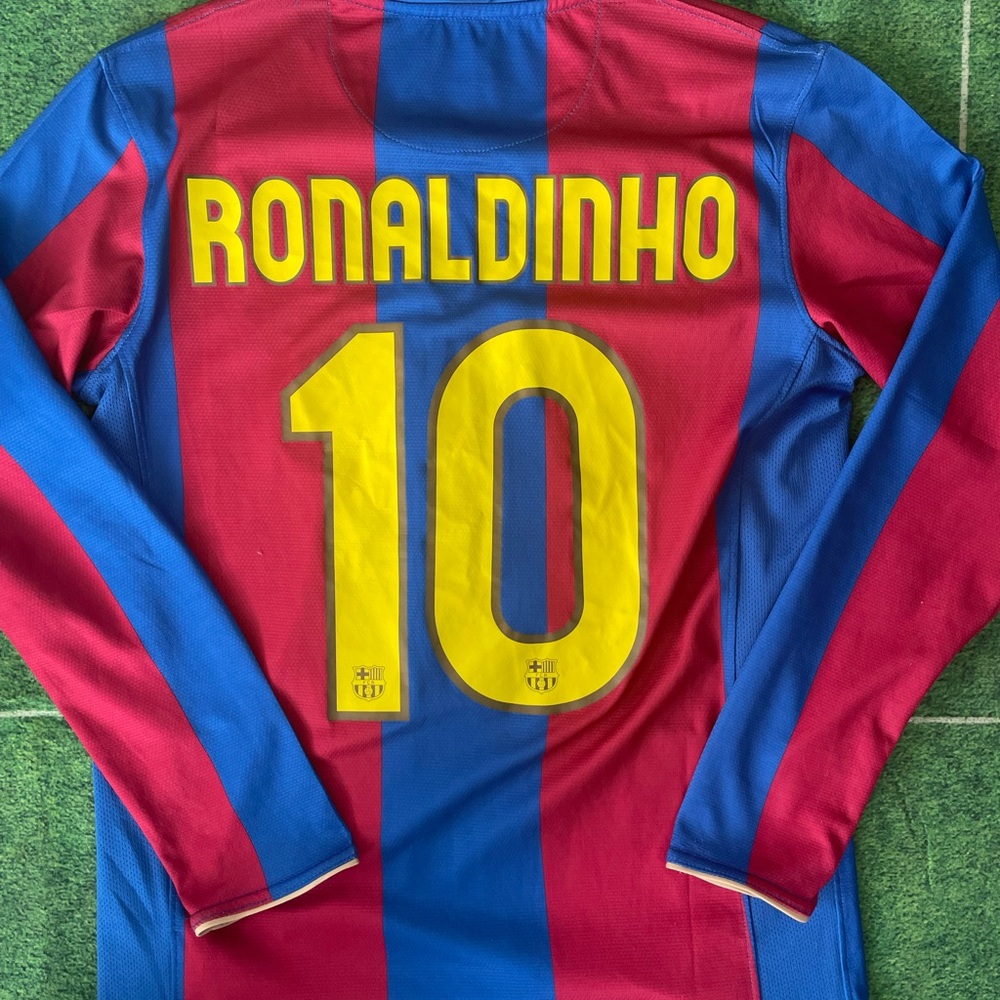 🇪🇸 Barcelona Ronaldinho Retro Jersey